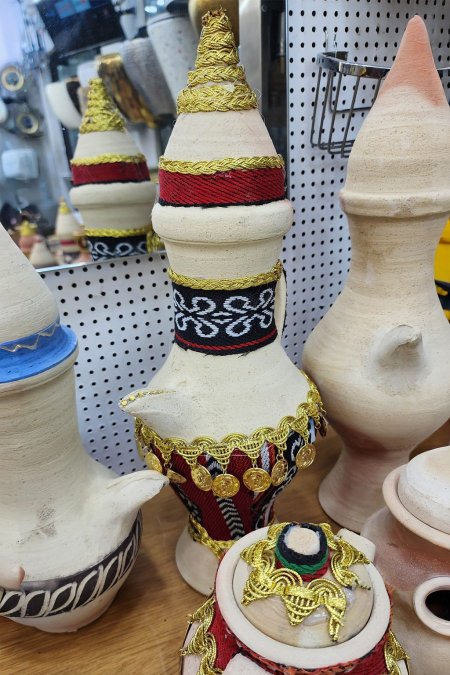 دلّة فخارية تراثية مطرّزة بالأحمر والأسود والذهب